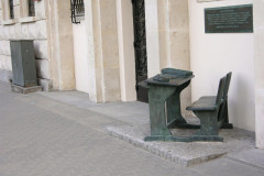 Pomnik_lawki_w_krajobrazie_ulicy